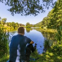 Wanderer bei der Rast am Strycksee