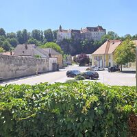 Parkplatz An der Stadtmauer mit Blick auf die Burg