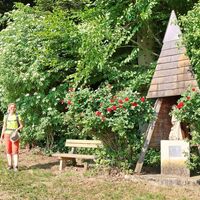 Rosengeschmücktes Wegkreuz