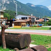 Resiutta am Canal del Ferro mit Brunnen, im Hintergrund Südwestausläufer des Monte Pisimoni