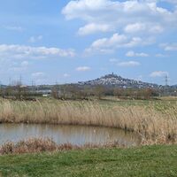 Blick auf Burg Gleiberg von einem Weg an der Lahn aus in Gießen
