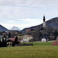 Über den Kirchenweg schließt sich die Runde in Faistenau mit dem Hohen Staufen im Hintergrund.