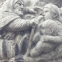 Europäischer Kulturweg: Frau Holle auf der Säule des Hokemo-Brunnens in Gamburg