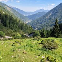 An dieser Stelle beginnt der komplett weglose Aufstieg. Wie man sieht aber sehr unkompliziert über Wiesenflächen.