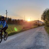 Auf dem Dorfweg in Richtung des Dorfes Nova vas pri Lescah