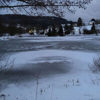 Zugefrorener Strycksee bei Einbruch der Dunkelheit