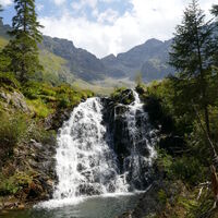 traumhafter Wasserfall mit Umlaufer und Hochwildstelle