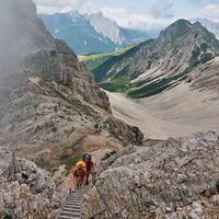 Wanderer im Aufstieg auf die Reither Spitze - Aufstieg über die Himmelsleiter mit dem Blick auf das Karwendel im Hintergrund.jpg