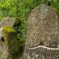 Alte, bearbeitete Steine am Münchweiler Höhenwanderweg