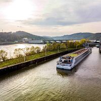 Schiff in der Schleuse bei Ybbs-Persenbeug
