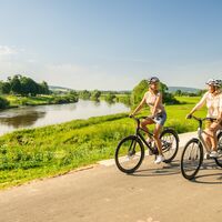 Radfahrer an der Weser bei Höxter