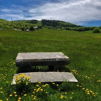Picknicktisch in Les Plans d'Hotonnes