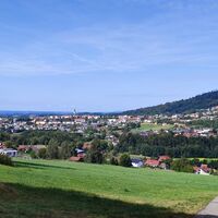 Blick auf Hauzenberg im Abstieg zum Freudensee