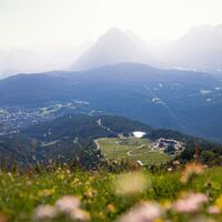Sommer auf der Rosshütte_Blick auf Mittelstation vom Seefelder Joch.jpg