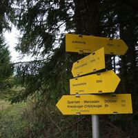 Weiter dem Wanderweg 313 aufsteigen