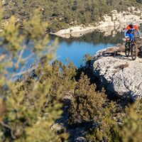 Mountainbiken in der Nähe des Sees von Esparron
