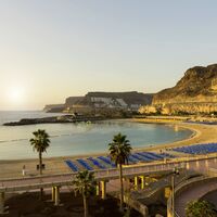 Blick auf den gesamten Strand der Bucht von Playa de Amadores auf der Insel Gran Canaria