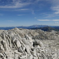 spitze Steine ragen in die Landschaft