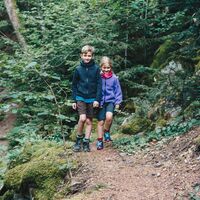 Zwei Kinder wandern auf dem Burgenpfad