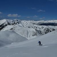 Abfahrt vom Gipfel, hinten westlicher Teil der Bohinjsko Tolminskih Berge
