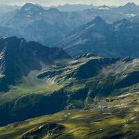 Valserberg mit Valserhorn (l.)