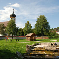 Dorfplatz mit Wassertreppe und Spielplatz