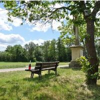 Am Wegkreuz - Das Wegkreuz am Herdweg wurde 1897 errichtet. Von hier aus haben Sie einen reizvollen Blick über die Felder auf die Dorfkulisse von Herxheimweyher.