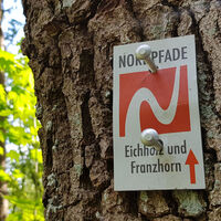 Markierungszeichen des NORDPFADES Eichholz und Franzhorn