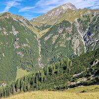 Ausblick vom Aufstieg auf die gegenüberliegende Seite, die Namloser Wetterspitze. Auch die Wege gegenüber sind gut sichtbar, siehe meine Tour Bschlabser Rundweg, die dort verläuft.