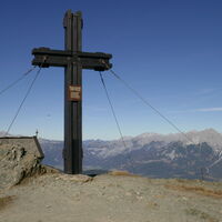 schönes, wuchtiges Gipfelkreuz