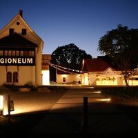 Regioneum bei Nacht