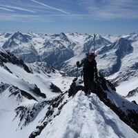 Aufstieg über den Südostgrat. Klettertechnische Schwierigkeiten sind kaum ein Thema.
