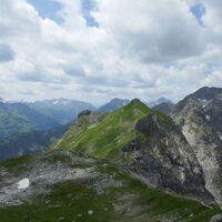 den Kemptner Kopf lasse ich hinter mir, im Hintergrund die wuchtige Braunarlspitze