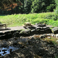 Grillplatz nahe der Ruine.