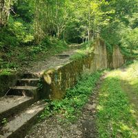Erster Anstieg der Route. Dem blauen Pfeil folgen