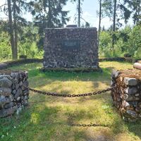 Das Denkmal der Schlacht von Maninen, aufgenommen von der Straße aus