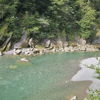Schmale, felsige Flussstelle