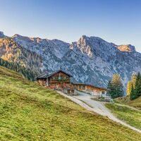 die Bärenbadalm im Karwendelgebirge - frühmorgens im Herbst