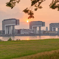 Kranhäuser im Sonnenuntergang