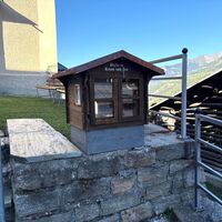 Station vor der Kapelle Sogn Giusep, Surcasti