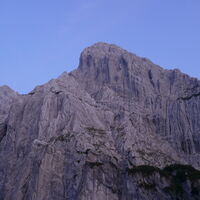vor der Hütte leuchten die Felswände nochmals zart rosa - etwas kitschig