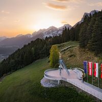 Friedensglocke Mösern im Abendlicht