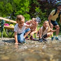Familie entlang der Tiebeltour