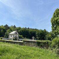 Nach der Autobahnunterführung dann der Friedhof Heiligenkreuz..