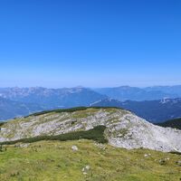 Wieder im Abstieg mit Blick ins Salzkammergut