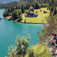 Ein Pärchen auf dem ansteigenden Mariensteig mit Blick auf die Gaisalm im Hintergrund. Bite noch in Englisch.