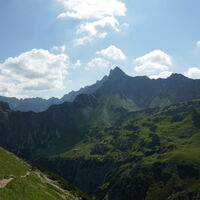 das Nebelhorn und links der lange Grat des Hindelanger Klettersteiges