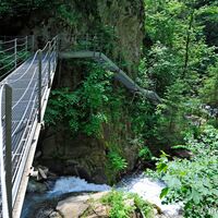 Über Stege und Brücken, vorbei an Wasserfällen und Kaskaden des Bergbaches, so kann man dieses herrliche Naturschauspiel bewundern.