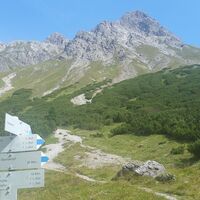 Wegweiser am Saulajoch mit Saulakopf im Hintergrund