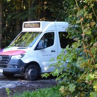 Bei der Umkehrhaltestelle Laimerbauer in der Tiefbrunnau wartet schon der Bus nach Faistenau.